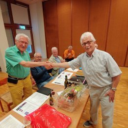 20210701_210700_HDR Ehrung des abtretenden Chorreise-Organisators und 2. Aktuars Philipp Jäger